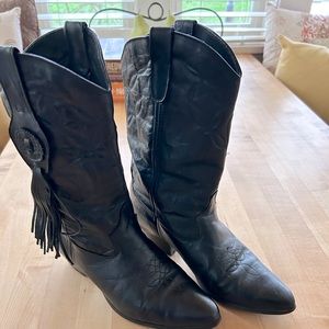 Women’s size 7 boots. Super cute 🖤